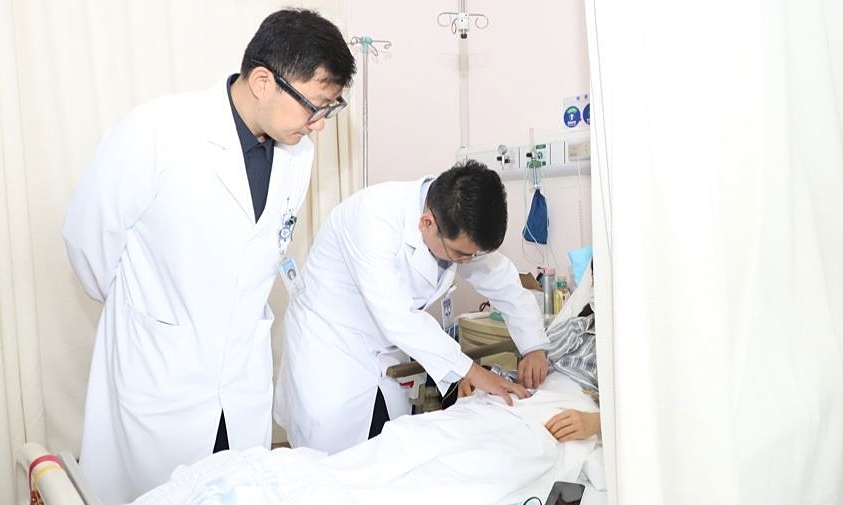 Cô gái phải cắt bỏ ruột vì uống hàng trăm viên thuốc nhuận tràng mỗi ngày