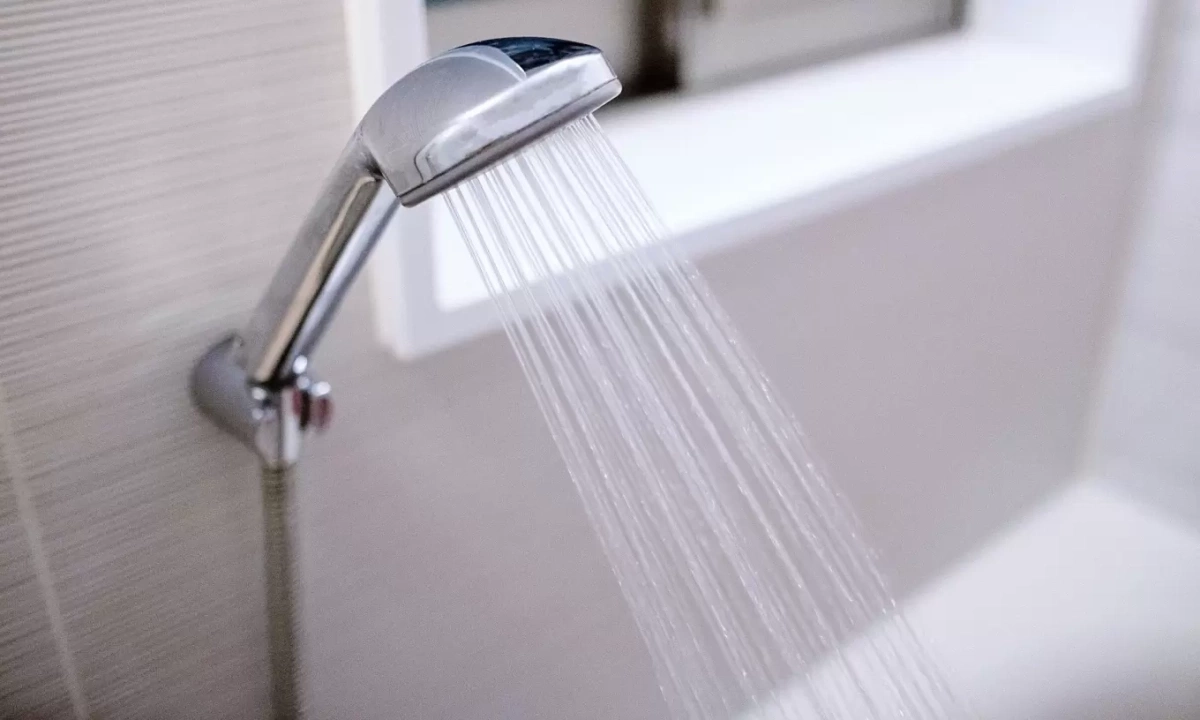 Tắm nước lạnh sau đi nắng có thể kích hoạt đột quỵ