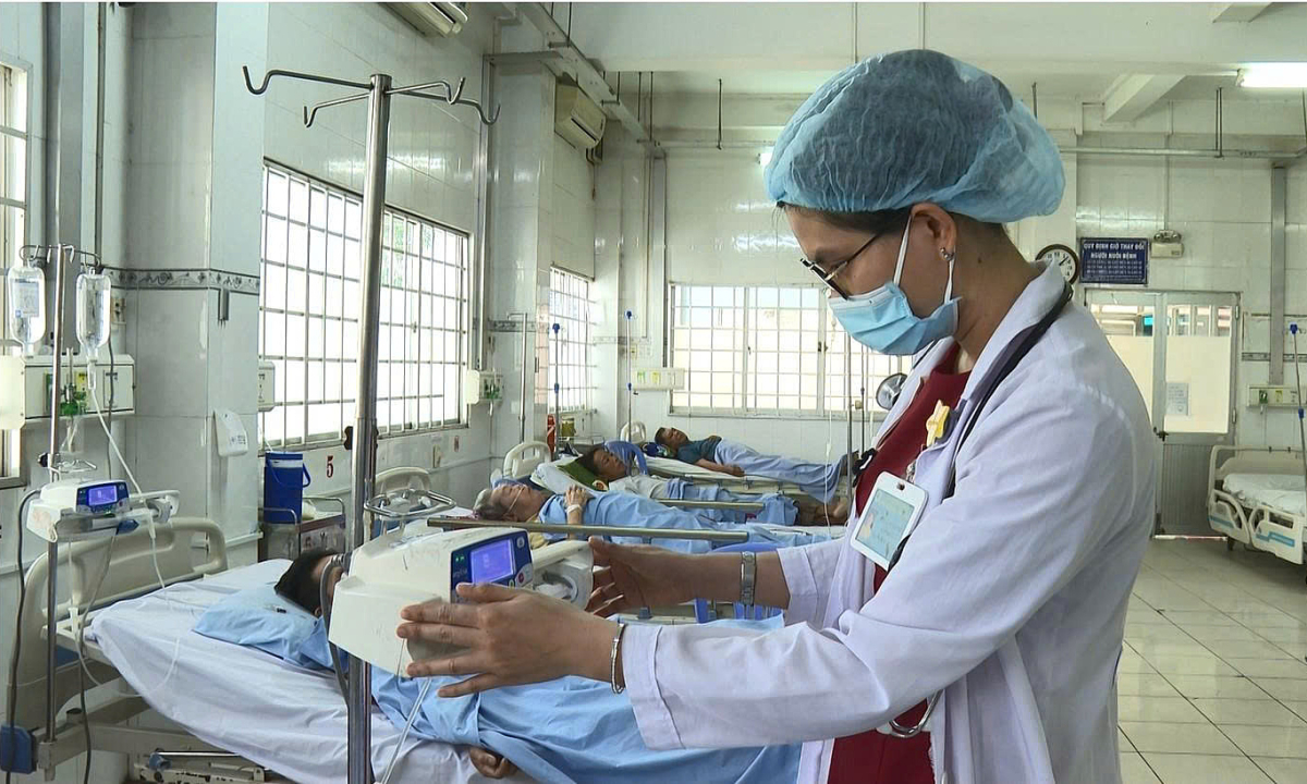 Nam thanh niên sốc phản vệ với thuốc tê phun xăm