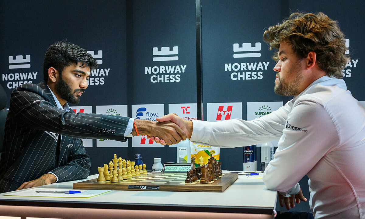 Carlsen gieo sầu cho Vua cờ Gukesh ở siêu giải Na Uy