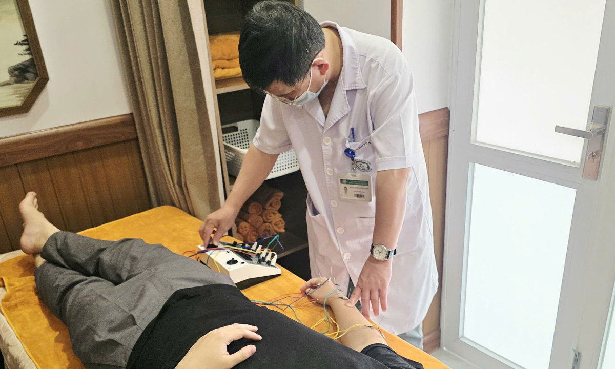 Y học cổ truyền hồi sinh cánh tay bị liệt của chàng trai