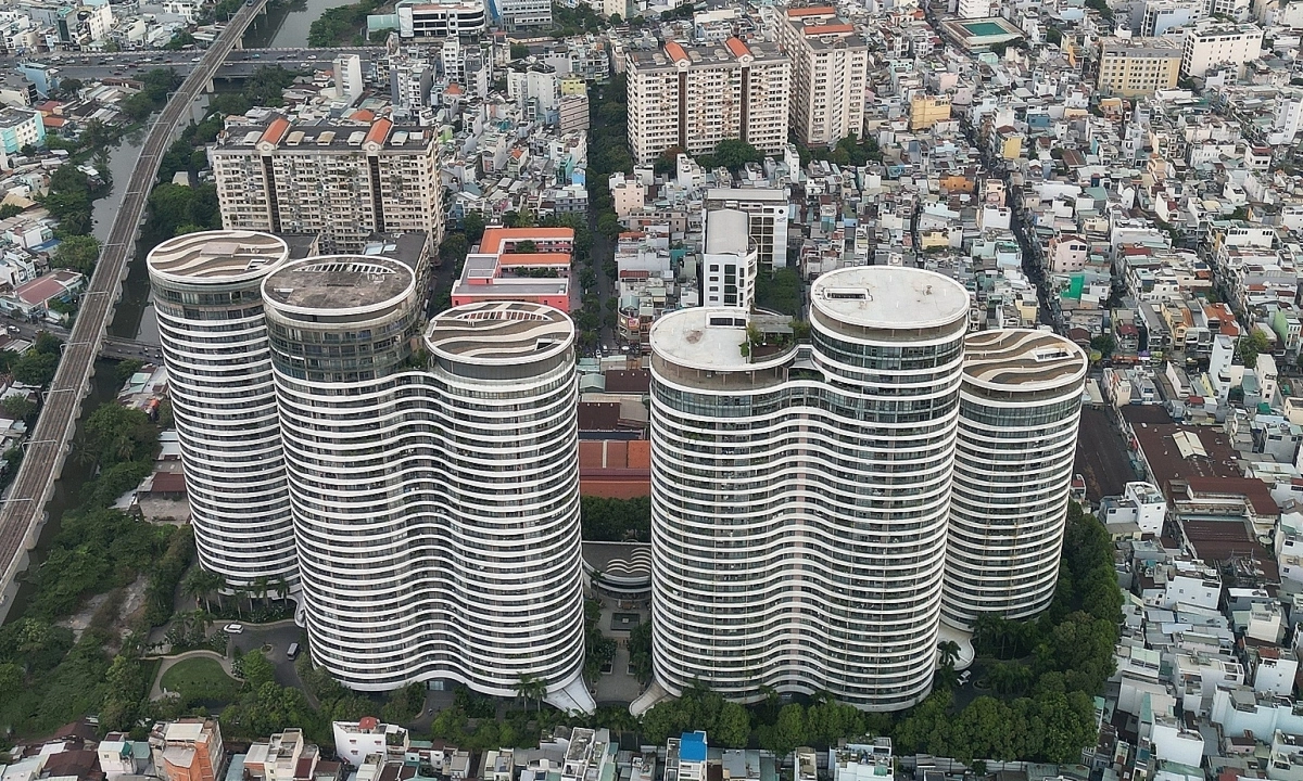Nội đô TP HCM 'nghẹt thở' vì cao ốc ken đặc