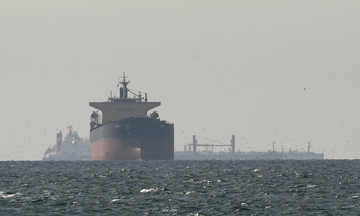 Oman 'ngừng bơm dầu' sau vụ nổ tại cảng xuất khẩu chủ lực