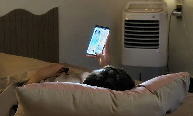Cơ thể kiệt sức, ngón tay vẫn vuốt màn hình đến rạng sáng