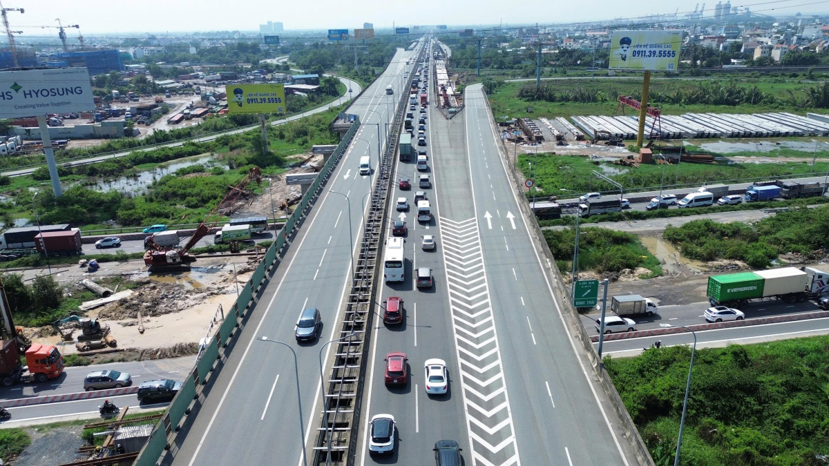 Cao tốc TP HCM - Long Thành ùn ứ gần 10 km