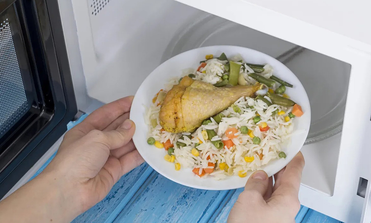 Thức ăn hâm nóng bằng lò vi sóng có gây ung thư?