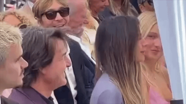 Vợ Beckham gây tranh cãi vì để Tom Cruise hôn tay