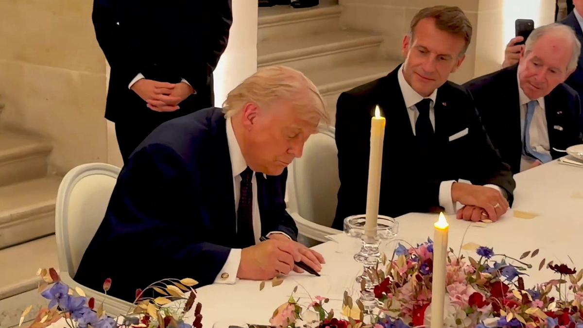 Khoảnh khắc Tổng thống Trump ký thỏa thuận với Iran