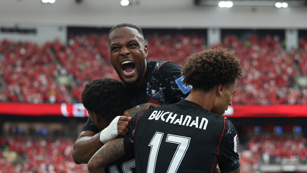 Qatar bị đuổi hai cầu thủ, thua Canada 0-6 ở World Cup