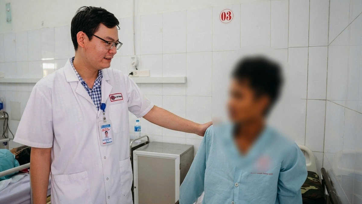 Cành cây đâm xuyên bụng, người đàn ông vỡ gan