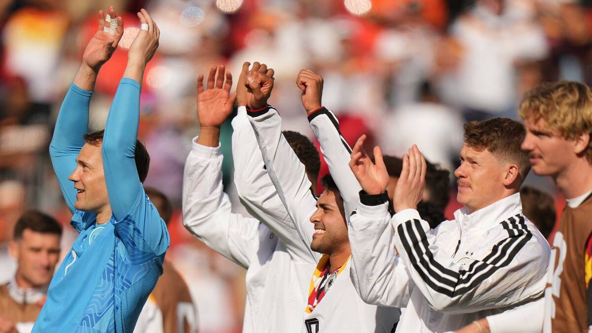 Neuer phá kỷ lục thủ môn ở World Cup
