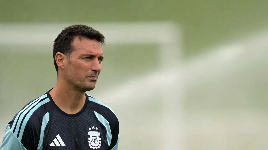 HLV Argentina khó chịu khi bị hỏi về vấn đề gia đình của Messi